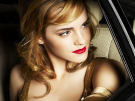 Emma Watson in masina (click to view)