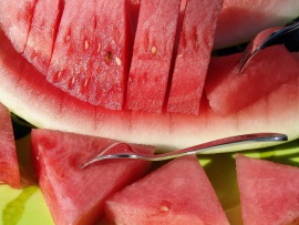 Bucati de pepene rosu (click to view)