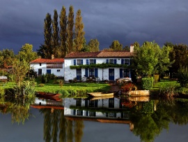 Casa langa lac (click to view)