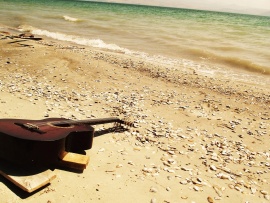 Chitara pe plaja (click to view)