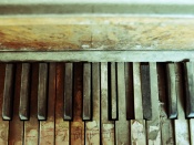 Pianina veche abandonata