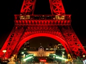 Turnul Eifel luminat rosu